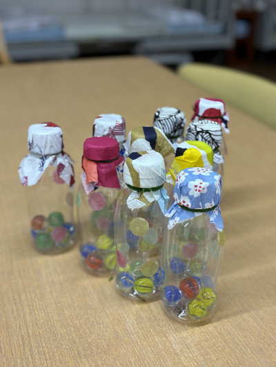 まごころ運動会で使用する手作りの道具。身近なものにも少し工夫を加えています。